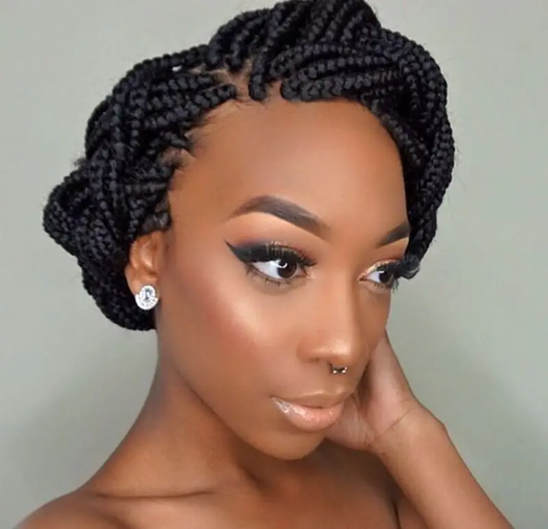 Halo braid is a creative and distinctive frontal wig hairstyle. 