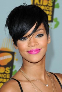Rihanna's hairstyle is a pixie cut with strong personality.